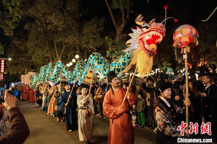 圖為桃園燈會(huì)中，漢服演員進(jìn)行巡游。黃曉煒 攝