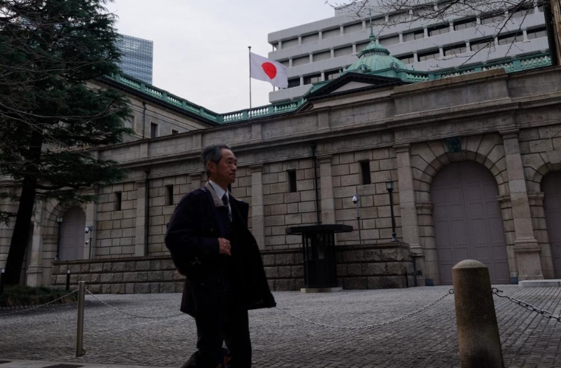 3月19日，一名行人從日本東京的日本銀行總部前走過(guò)。（圖源：新華社）