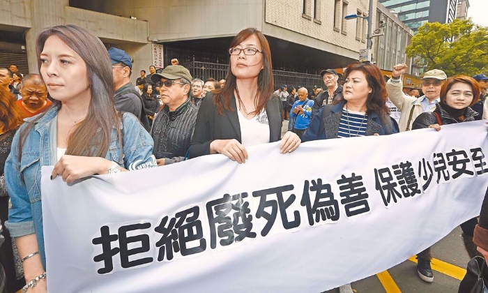 圖為反廢死民團(tuán)持白布條到立院前抗議