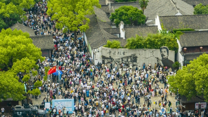 5月3日，游客在浙江省紹興市魯迅故里參觀游玩（無人機(jī)照片）。（圖源：新華社）