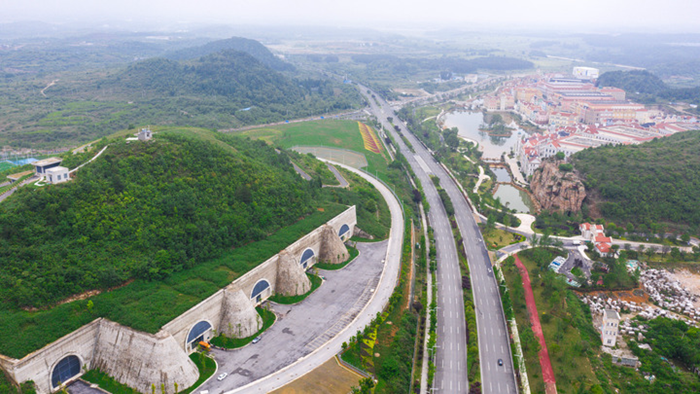 2022年5月24日拍攝的貴安新區(qū)華為云數(shù)據(jù)中心（道路右側(cè)）和騰訊貴安七星數(shù)據(jù)中心（道路左側(cè)）（無(wú)人機(jī)照片）。（圖源：新華社）