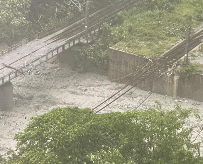 臺鐵北回線和仁至崇德間小清水溪橋遭土石流沖毀