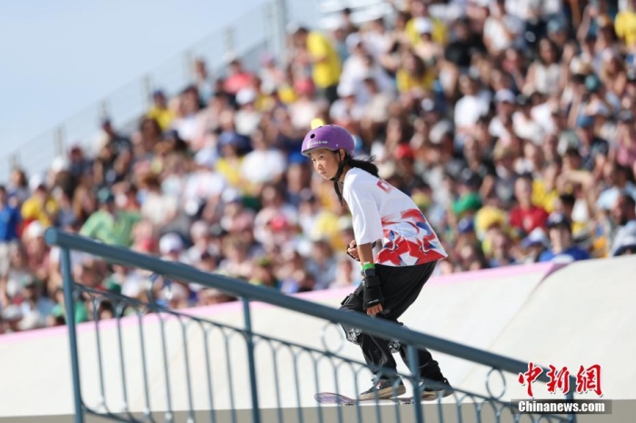 當?shù)貢r間7月28日，巴黎奧運會滑板女子街式賽決賽在巴黎協(xié)和廣場進行，中國14歲小將崔宸曦以241.56分的成績排名第四，創(chuàng)中國滑板奧運最好成績。圖為崔宸曦在比賽中。<a target='_blank' href='/'>中新社</a>記者 盛佳鵬 攝