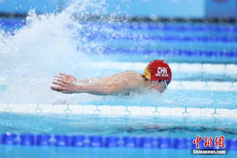 當?shù)貢r間8月4日，在巴黎奧運會游泳項目男子4x100米混合泳接力決賽中，由徐嘉余、覃海洋、孫佳俊、潘展樂組成的中國隊奪得金牌。圖為孫佳俊在比賽中。