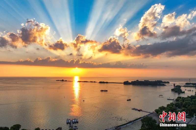 8月4日傍晚，江蘇淮安，航拍洪澤湖夕陽美。洪澤湖清淡平靜的湖水，“孕育”出了豐富的水產(chǎn)資源和富有特色的旅游資源。（無人機照片）