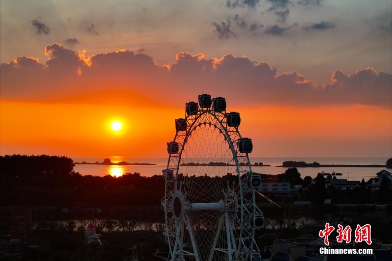 8月4日傍晚，江蘇淮安，航拍洪澤湖夕陽美。洪澤湖清淡平靜的湖水，“孕育”出了豐富的水產(chǎn)資源和富有特色的旅游資源。（無人機照片）