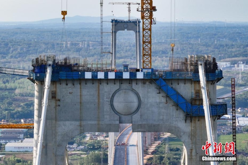 南京龍?zhí)堕L江大橋建設穩(wěn)步推進  鋼橋面鋪裝施工啟動