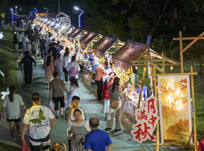 9月15日，游客在江蘇省泰興市龍河灣公園逛“月光市集”（無人機(jī)照片）。（圖源：新華社）