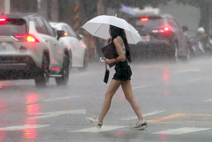 東北季風影響及水氣偏多，易有短延時強降雨。（本報系資料照）