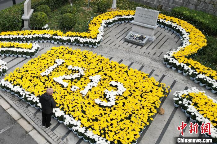 國(guó)家公祭日將至侵華日軍南京大屠殺遇難同胞叢葬地布置鮮花悼念遇難同胞